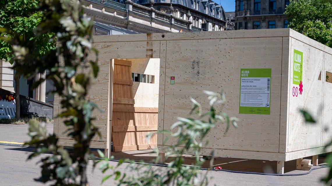 Klimakiste auf dem Kochbrunnenplatz, neuer Hotspot für Resilienz.