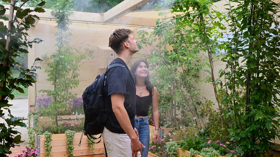 Besucher der Klimakiste auf dem Kochbrunnenplatz.