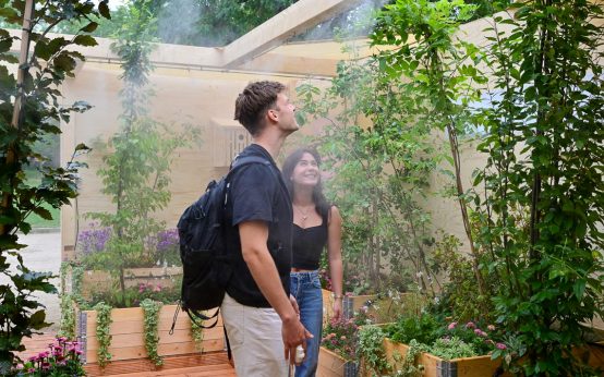 Besucher der Klimakiste auf dem Kochbrunnenplatz.
