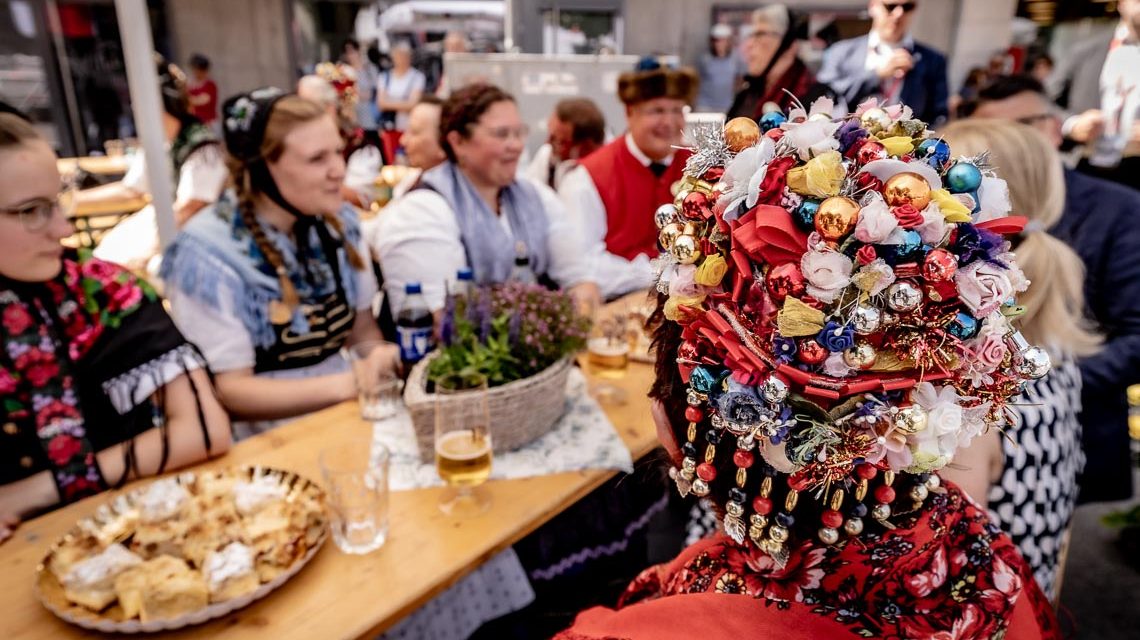 Beim Hessentag 2025 in Bad Vilbel setzen rund 1.000 Landfrauen ein sichtbares Zeichen für Gemeinschaft, Engagement und gelebte Demokratie.