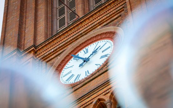 Turmuhr Wiesbaden Marktkirche ist stehen geblieben.