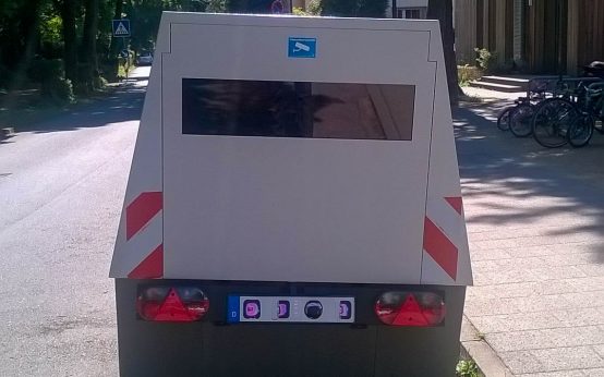 Der neue Messanhänger der Stadtpolizei Wiesbaden bei seinem ersten Innenstadt-Einsatz am Gustav-Stresemann-Ring – unscheinbar, aber effektiv.