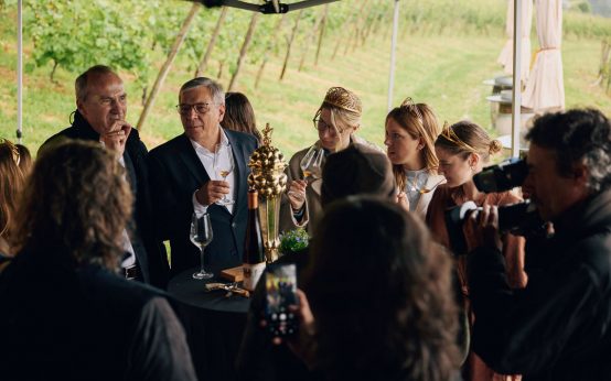 Ein Schluck Zeitgeschichte: Oberbürgermeister Gert-Uwe Mende mit dem 1893er Cabinetwein aus Kloster Eberbach – jener Tropfen, den einst Kaiser Wilhelm II. trank. Start der Kampagne „500 Jahre Neroberg“ im Chateau Nero.