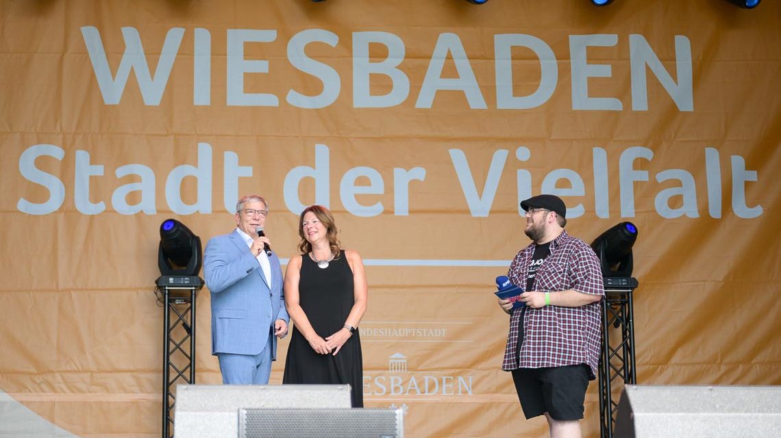 OB Gert-Uwe mende und Christiane Hinninger eröffnen das Wilhelstraßenfest.