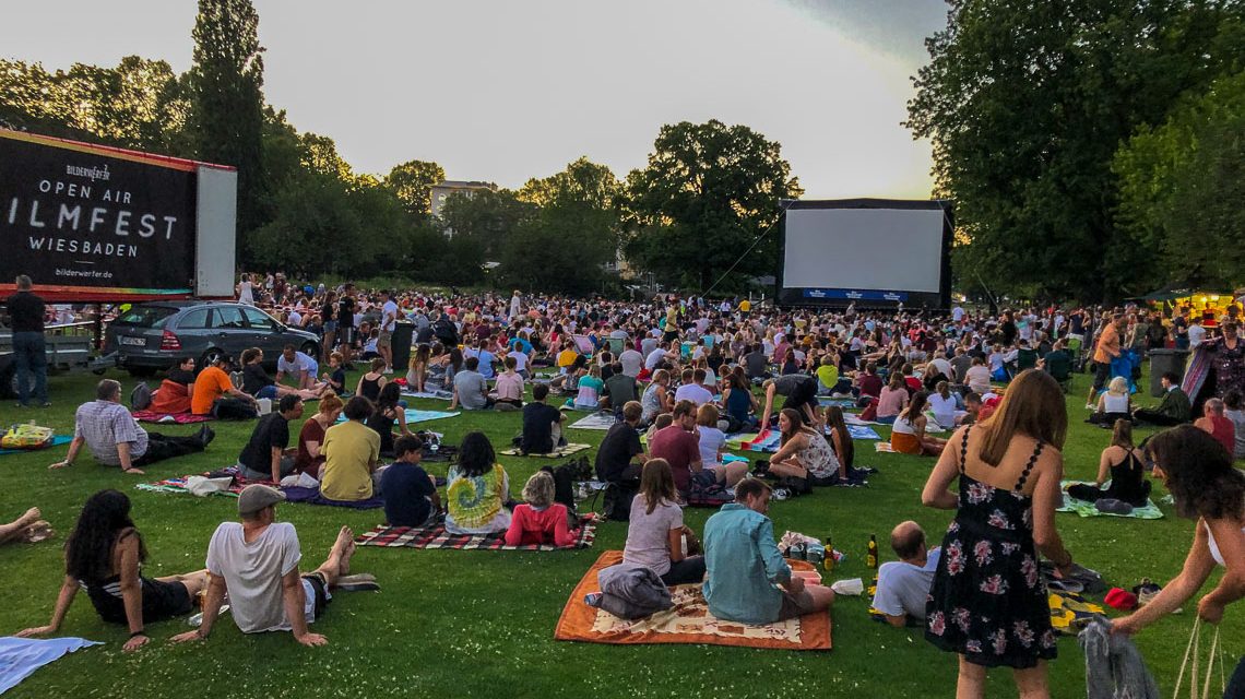 Open Air Kino in den Reisinger Anlagen.