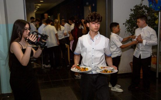 Schüler der Sophie-und-Hans-Scholl-Schule servieren das Menü.