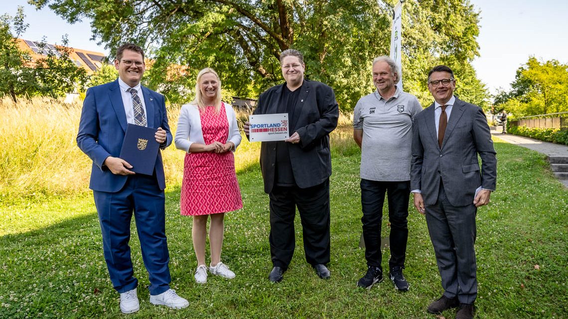 Ministerpräsident Boris Rhein mit Jugendleiter Dirk Münkel und Sebastian Heil, erster Vorsitzender des Sportclubs 1959 Dortelweil e.V., Sportministerin Diana Stolz und Bad Vilbels Bürgermeister Sebastian Wysocki bei der Bescheidübergabe auf dem Hessentag in Bad Vilbel. ©2025 Peter Jülich / Hessische Staatskanzlei
