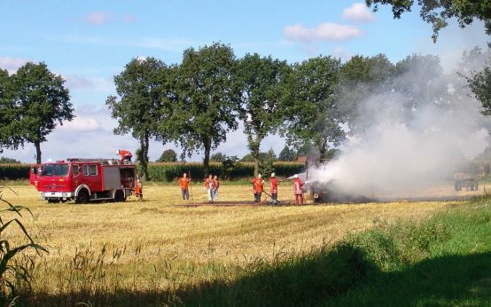 Flächenbrand: Feuerwehr bei der Brandbekämpfung auf einem Stoppelfeld.