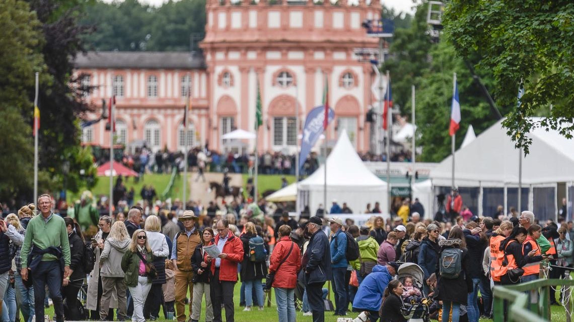 Schlosskulisse, Volksfest, Pferdesport – das LONGINES Pfingstturnier geht los.