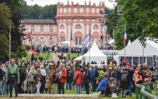 Schlosskulisse, Volksfest, Pferdesport – das LONGINES Pfingstturnier geht los.