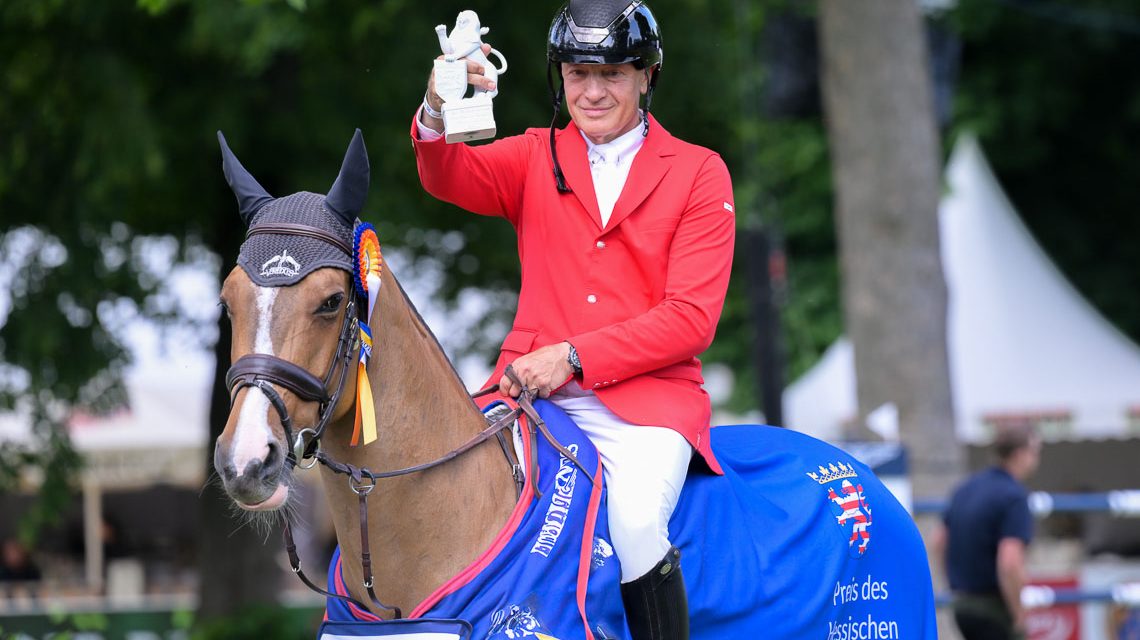 Vladimir Tuganov bei der Siegerehrung, hält den hessischen Löwen