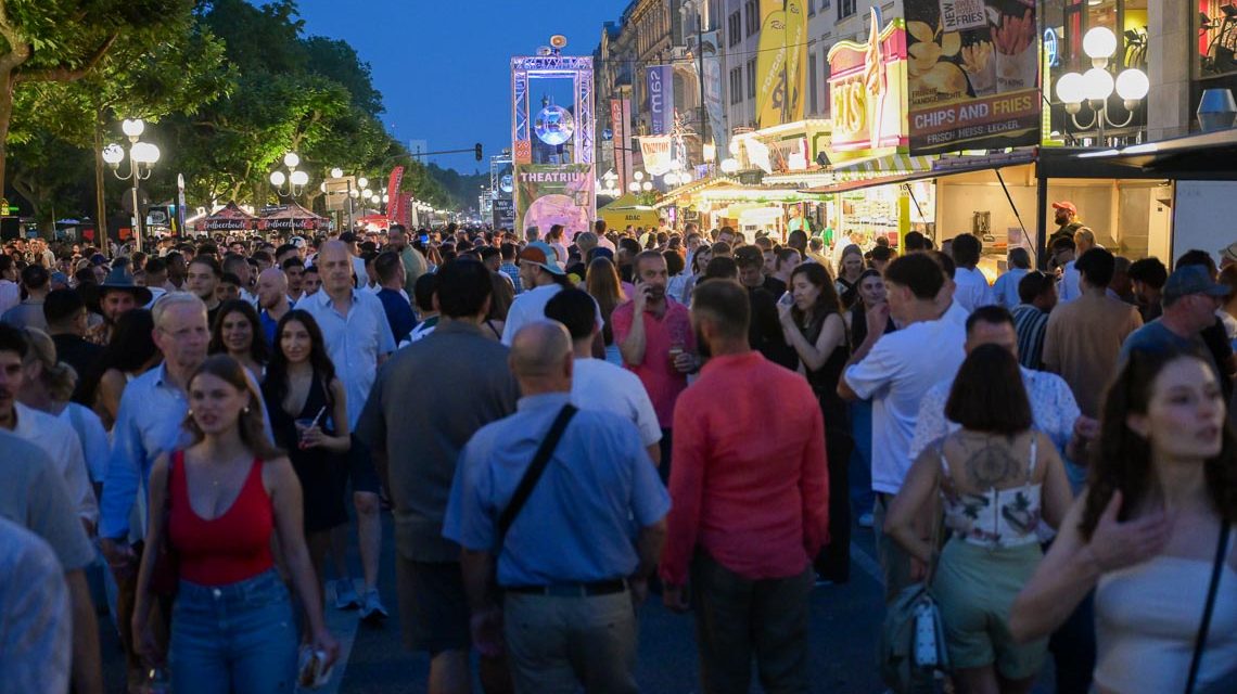 Menschenstrom auf der Wilhelmstraße am Freitagabend