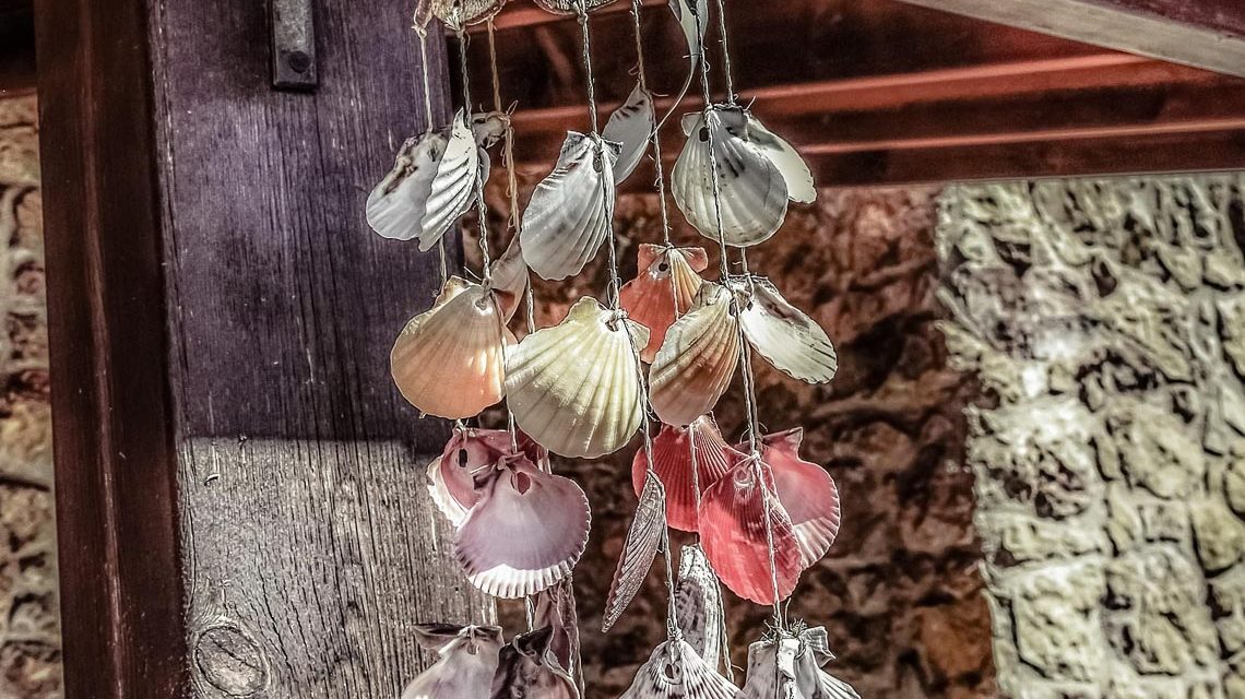Kreativ durch den Sommer: In der Fasanerie Wiesbaden entstehen aus alten Kronkorken und Naturmaterialien kleine klingende Kunstwerke – zum Staunen und Mitmachen.
