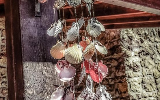 Kreativ durch den Sommer: In der Fasanerie Wiesbaden entstehen aus alten Kronkorken und Naturmaterialien kleine klingende Kunstwerke – zum Staunen und Mitmachen.