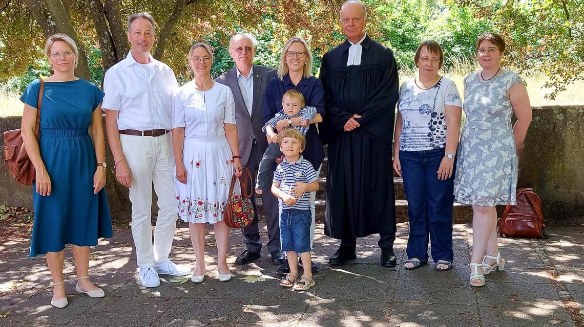 Mit Segen und Applaus: In der Wiesbadener Thomasgemeinde wurden neue Lektor:innen feierlich in ihren Verkündigungsdienst eingeführt.