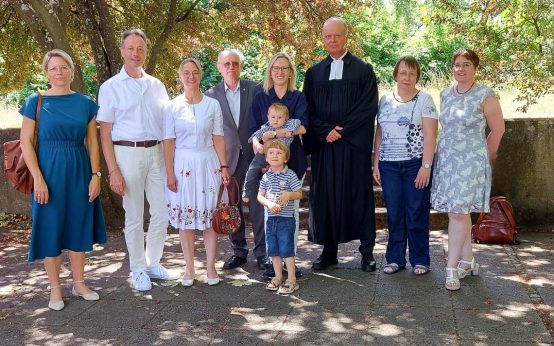 Mit Segen und Applaus: In der Wiesbadener Thomasgemeinde wurden neue Lektor:innen feierlich in ihren Verkündigungsdienst eingeführt.