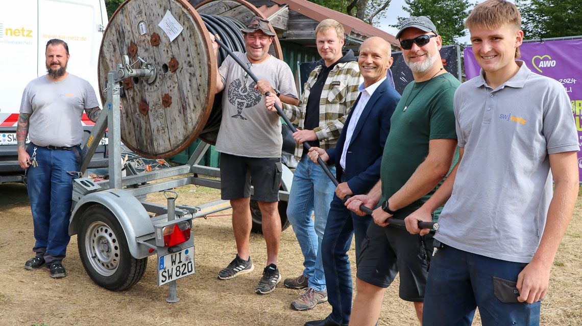 Es freuen sich über die Lieferung der Kabeltrommel mit 160 m hochwertigem Stromkabel (v. li. n. re.) Marco Zindel (Freileitung/sw netz), Jörg Lange (1.Vorsitzender AWO Taunusstein), Marcel Nikol (Leiter Prozessinformatik sw netz und Betreuer beim Ferienspaß), Peter Lautz (Geschäftsführer sw netz), Martin Schlacht (Leiter des Organisationsteam) und Georg-Josef Hildebrandt (Freileitung/ sw netz).