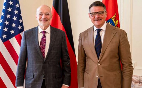 Ministerpräsident Rhein empfängt Alan Meltzer zum Besuch in der Staatskanzlei.