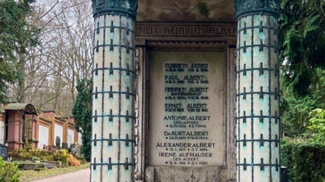 Restaurierung des Portikus der Grabstätte Albert-Aufhauser in Wiesbaden