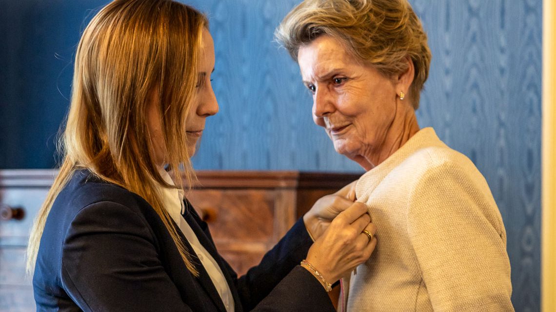 Astrid Wallmann überreicht Felicitas Reusch das Bundesverdienstkreuz.