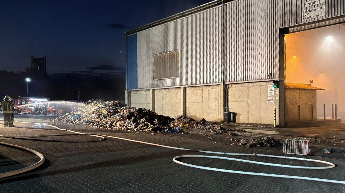 Feuerwehreinsatz in Wiesbaden: Brand in der Abfallumschlaganlage Dyckerhoffbruch