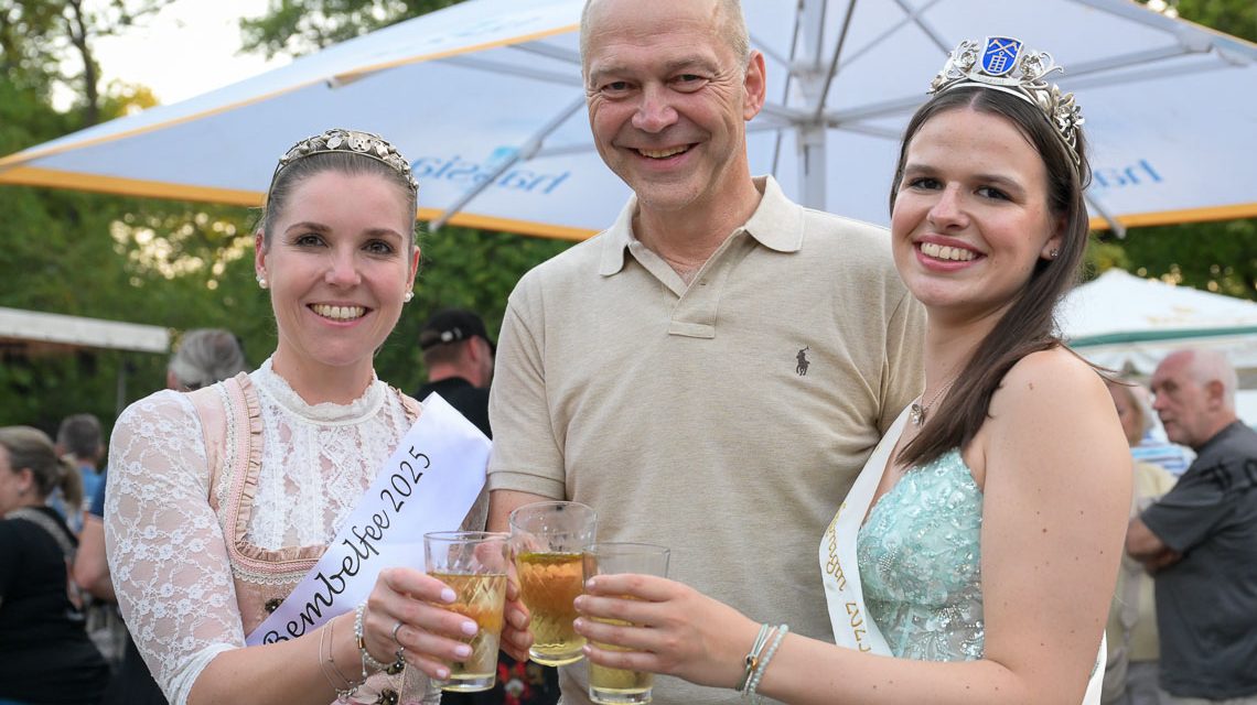 Jasmin I, Stadtverordnetenvorsteher Dr. Gerhard Obermayr, Viktoria I. bei der Fichte.