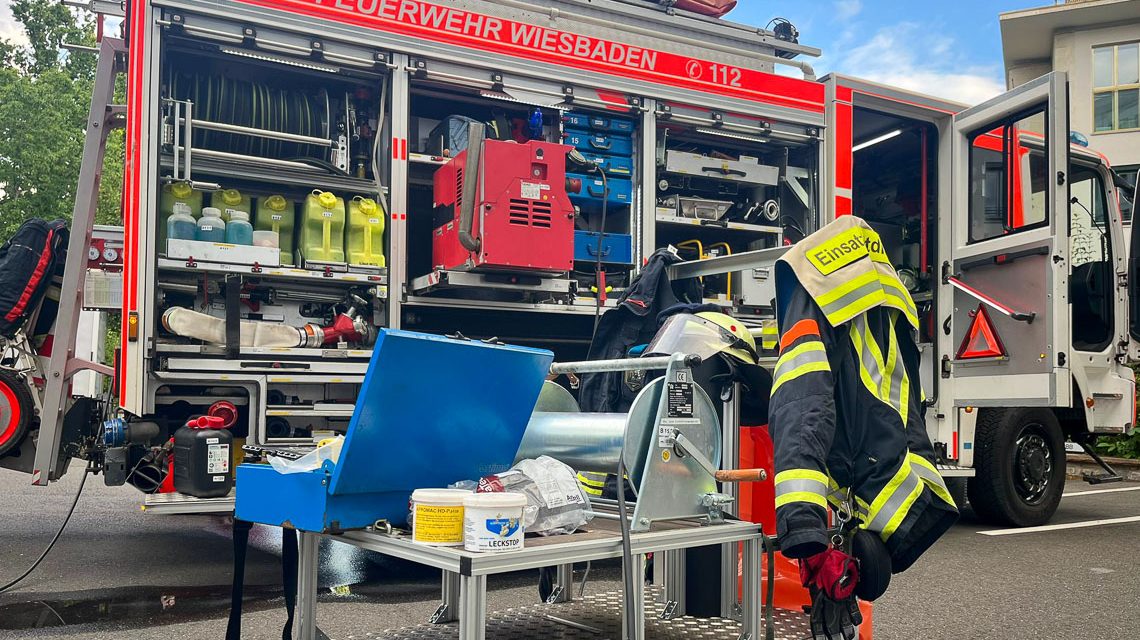 Feuerwehr Wiesbaden aktiv in der Sonnenberger Straße. Gefahrenaustritt im Sozialministerium.