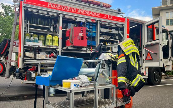 Feuerwehr Wiesbaden aktiv in der Sonnenberger Straße. Gefahrenaustritt im Sozialministerium.