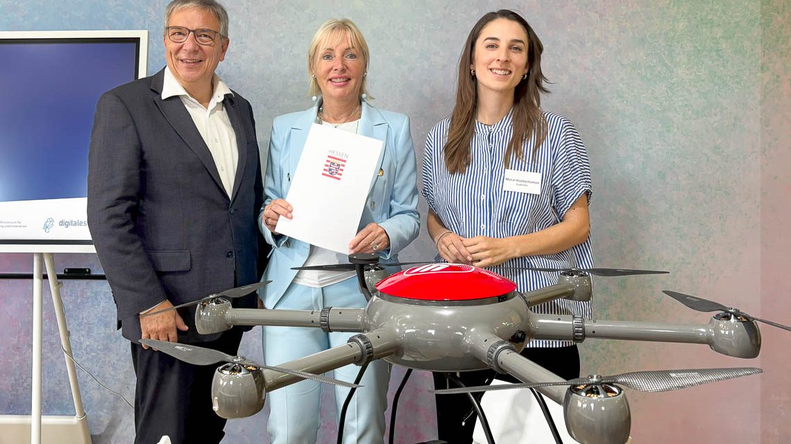Oberbürgermeister Gert-Uwe Mende, Digitalministerin Pro. Dr. Kristina Sinemus und Smart City-Dezernentin Maral Koohestanian.