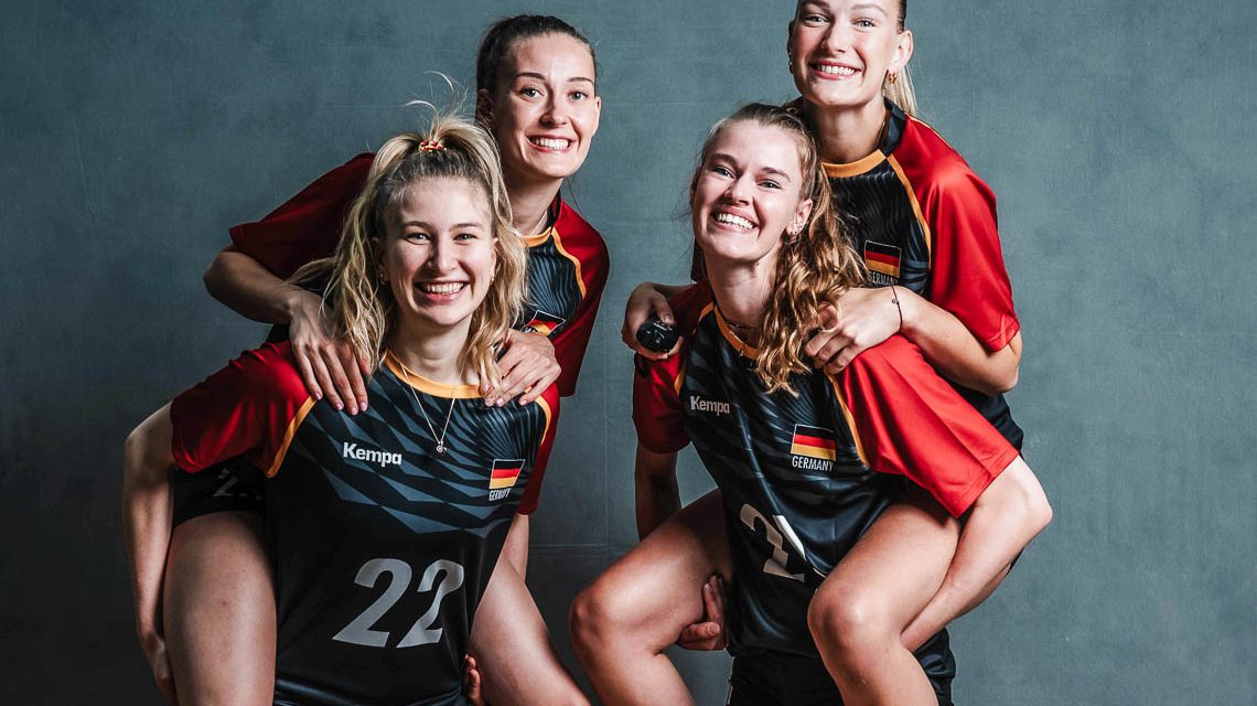 Damen Volleyball Nationalmannschaft schlägt zum ersten al in Wiesbaden uaf.