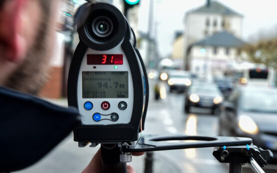 Handlaser, Geschwindigkeitsmessung der Verkehrspolizei mit einem Handlaser.