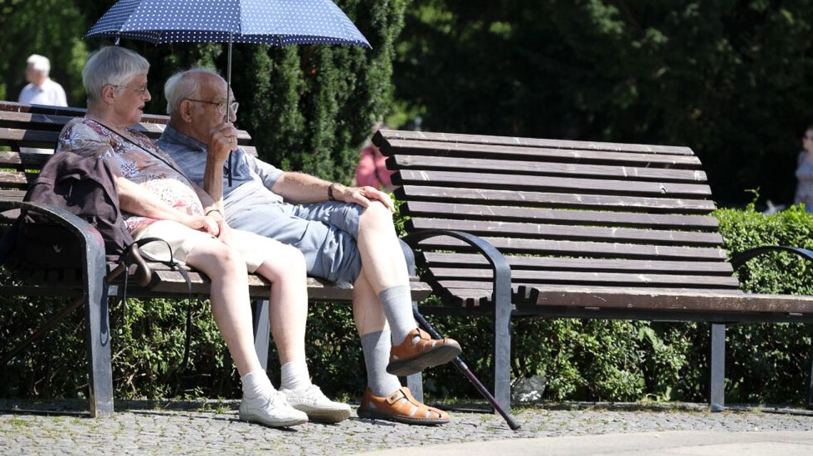 Hitze in der Stadt, Menschen suchen kühle Orte.