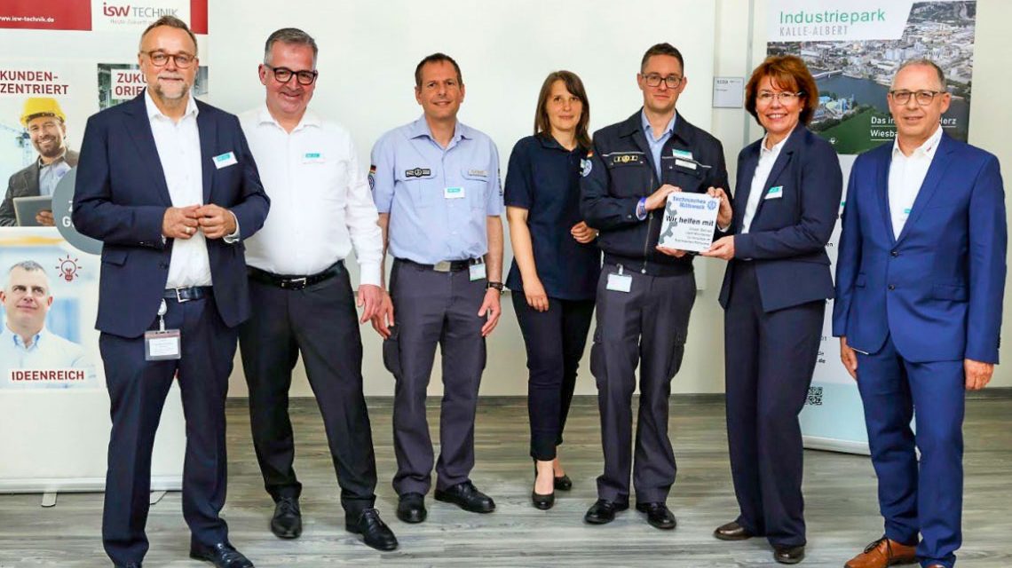 v.l.n.r. Andre Wiechmann (Geschäftsführer ISW Technik), Jörg Kreutzer (Geschäftsleiter InfraServ Wiesbaden), Mario Dragičević (Sachbearbeiter Ehrenamt der THW-Regionalstelle Frankfurt am Main), Christiane Kunz (Sachbearbeiterin Ehrenamt der THW- Regionalstelle Bad Kreuznach), Sven Götz (Ortsbeauftragter des THW-Ortsverband Mainz), Cornelia Lentge (Geschäftsleiterin InfraServ Wiesbaden), Jürgen Peter Zsembera (Geschäftsführer ISW Technik).