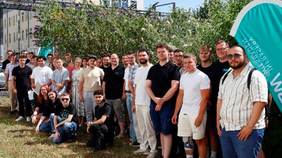 Die Sommerabsolventinnen und -absolventen bei der Verabschiedung im Industriepark Wiesbaden am 30.6.2025.