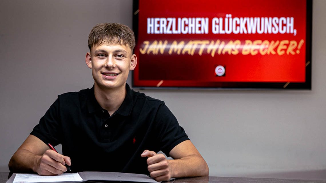 Aus dem NLZ ins Rampenlicht: Becker unterschreibt beim SV Wehen Wiesbaden.