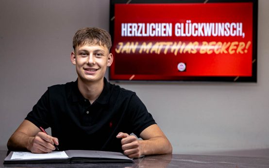 Aus dem NLZ ins Rampenlicht: Becker unterschreibt beim SV Wehen Wiesbaden.