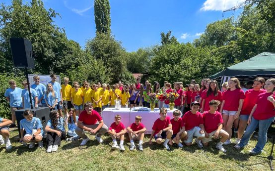 Konfirmandenjahrgang startet bunt und gemeinschaftlich in die Zukunft Fünf Gemeinden feiern Zusammenschluss mit Open-Air-Gottesdienst im Weingut Weidenmühle