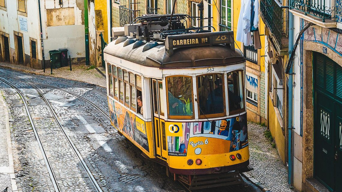 Rollendes Wahrzeichen: Die gelbe Straßenbahn Nr. 28 schlängelt sich durch Lissabons historische Viertel – ratternd, nostalgisch und mit besten Aussichten auf die Stadt am Tejo.
