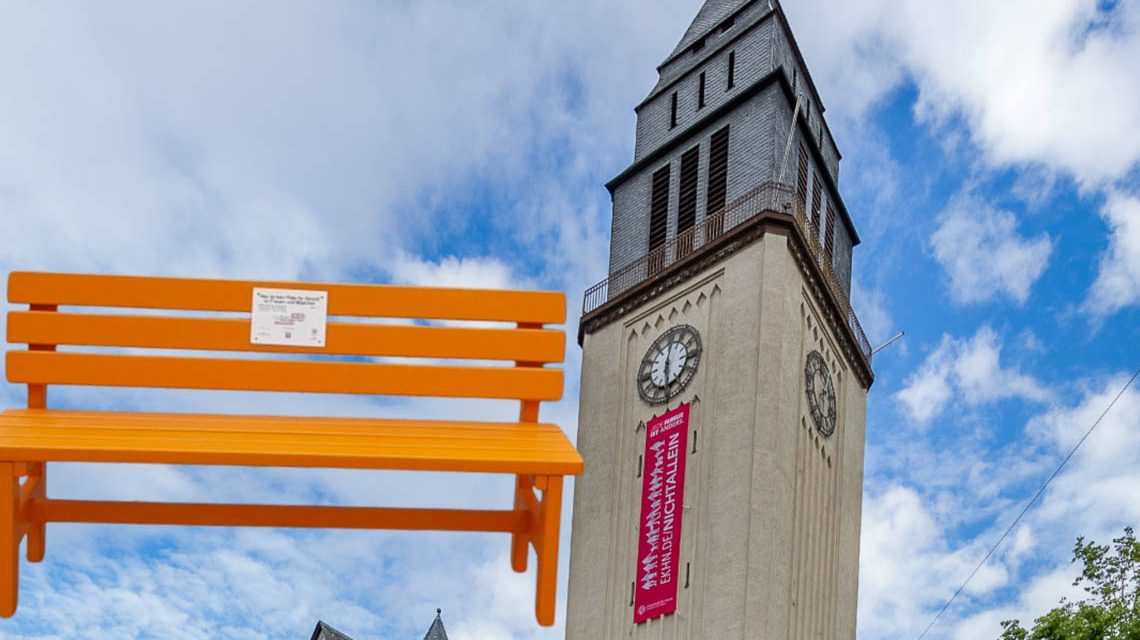 Orange Bank in Wiesbaden: Gewalt an Frauen sichtbar machen.