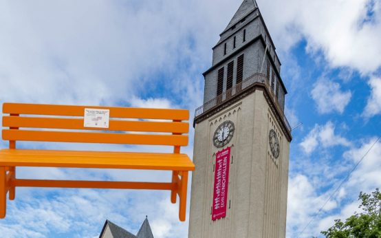 Orange Bank in Wiesbaden: Gewalt an Frauen sichtbar machen.