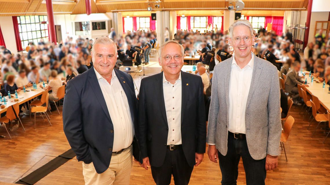 Abschied und Begrüßung bei vor der Belegschaft in der ESWE-Halle (v. l.): Jörg Höhler, Ralf Schodlok, Dr. Oliver Malerius.