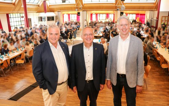 Abschied und Begrüßung bei vor der Belegschaft in der ESWE-Halle (v. l.): Jörg Höhler, Ralf Schodlok, Dr. Oliver Malerius.