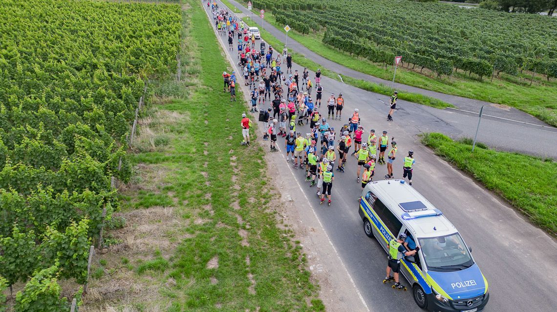 Rollen mit Aussicht: Die Rheingau-Inline-Tour führt auf acht Rädern durch den Rheingau – mit Rheinblick, Partyboot und jeder Menge Sommergefühl.