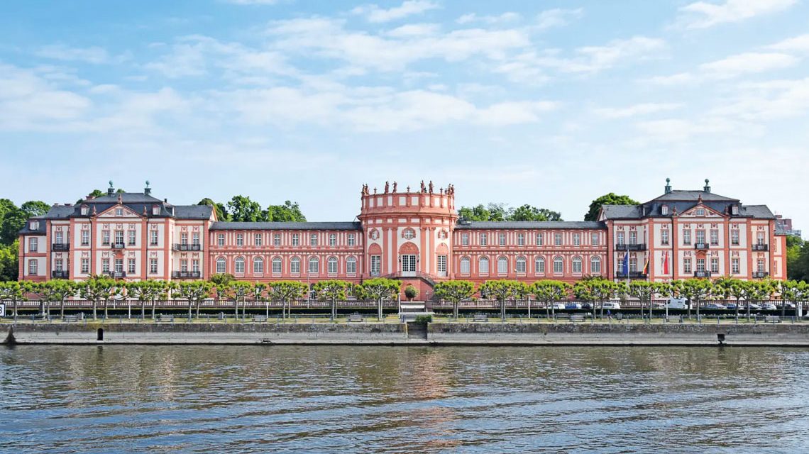 Schloss Biebrich, Blick von der Rheinseite aus mit Rhein im Vordergrund.