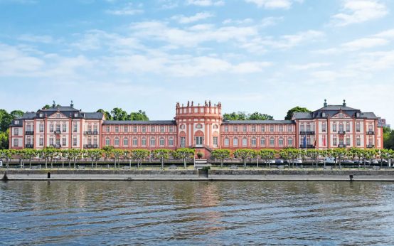 Schloss Biebrich, Blick von der Rheinseite aus mit Rhein im Vordergrund.