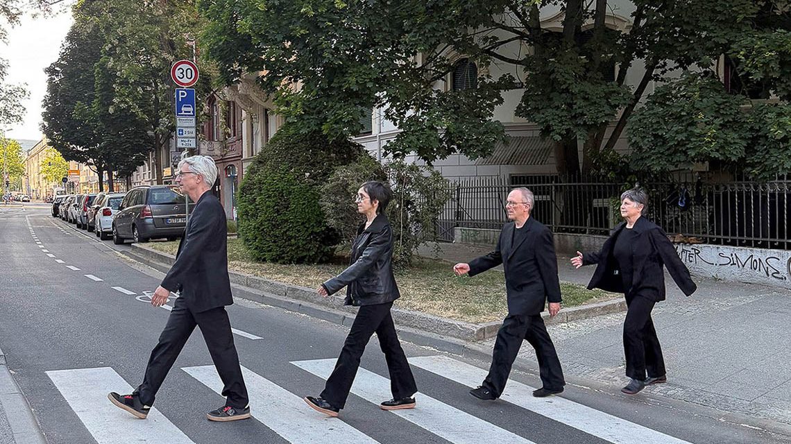 Tänzerinnen des Tanzraums Ute Bühler bei „Crossing the Road“