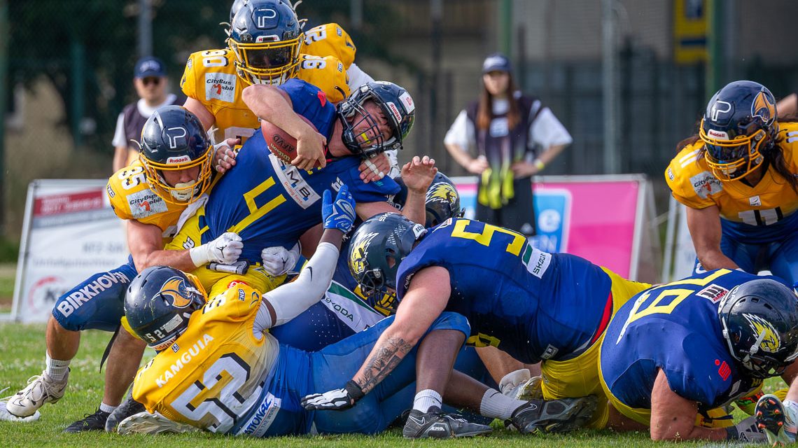 Ilja Peer Tripp (6) die Defense der Phantoms