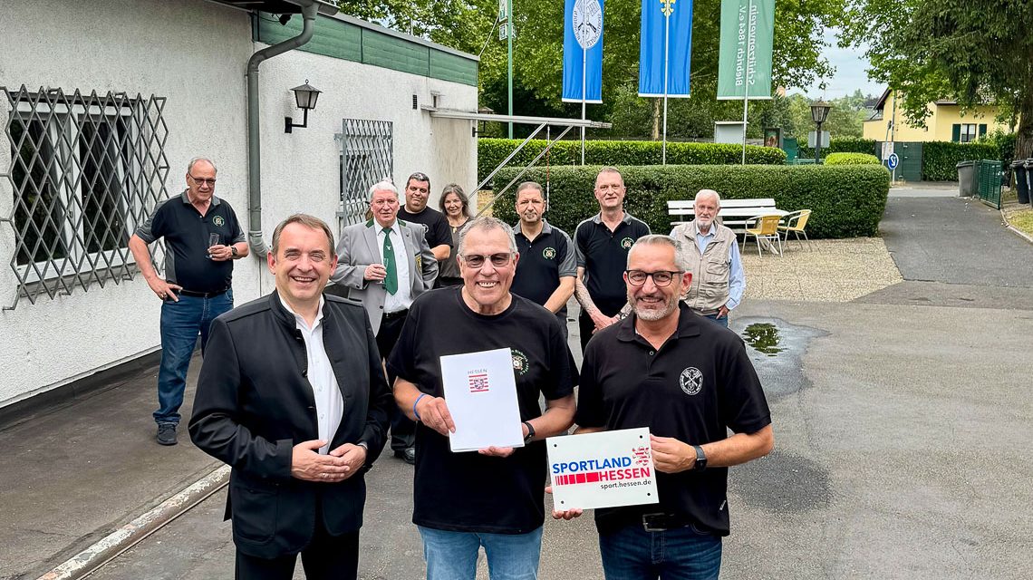 Hessens Finanzminister bei der Scheckübergabe an Wiesbadens Sportschützen.