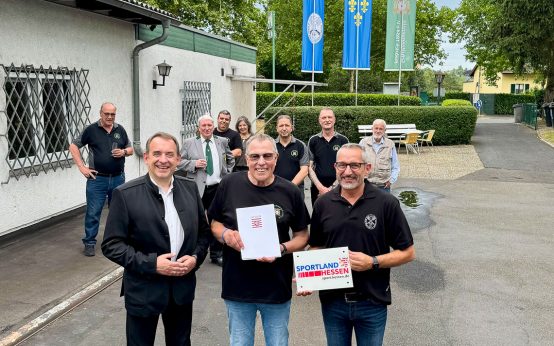 Hessens Finanzminister bei der Scheckübergabe an Wiesbadens Sportschützen.
