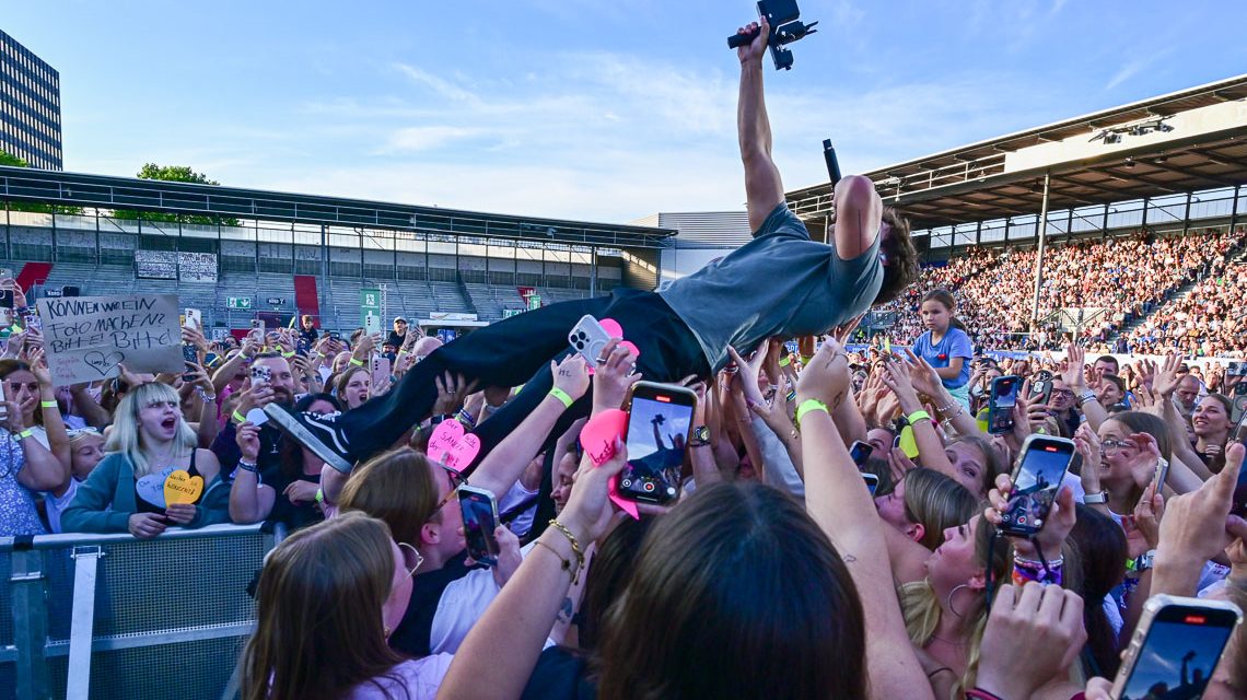 Wincent Weiß badet immer wiedfer in der Menge. Hier lässt er sich von seinen Fans durchreichen.